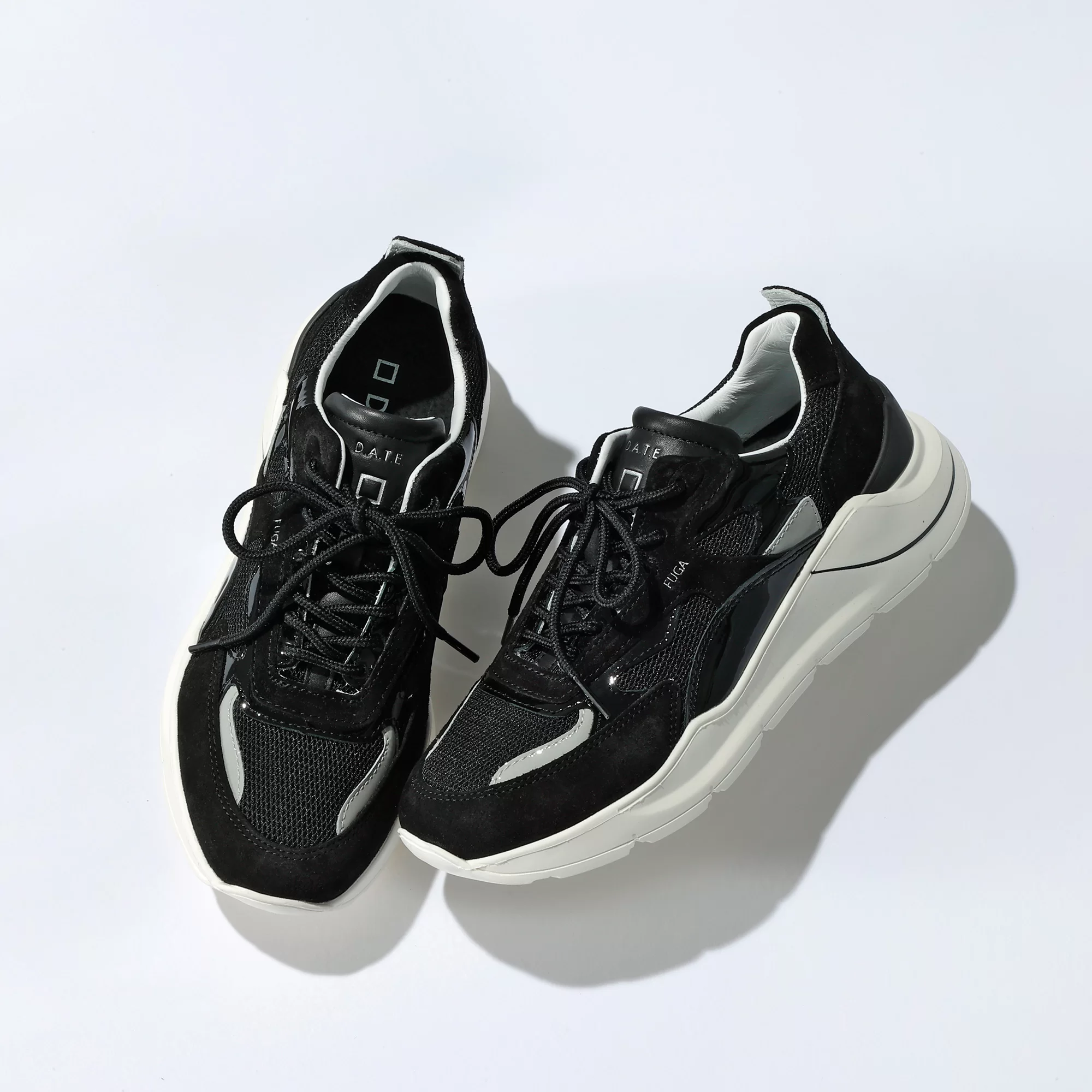 旬ボトムに合う秋スニーカーはコンサバ『White&Gray&Black』がいい