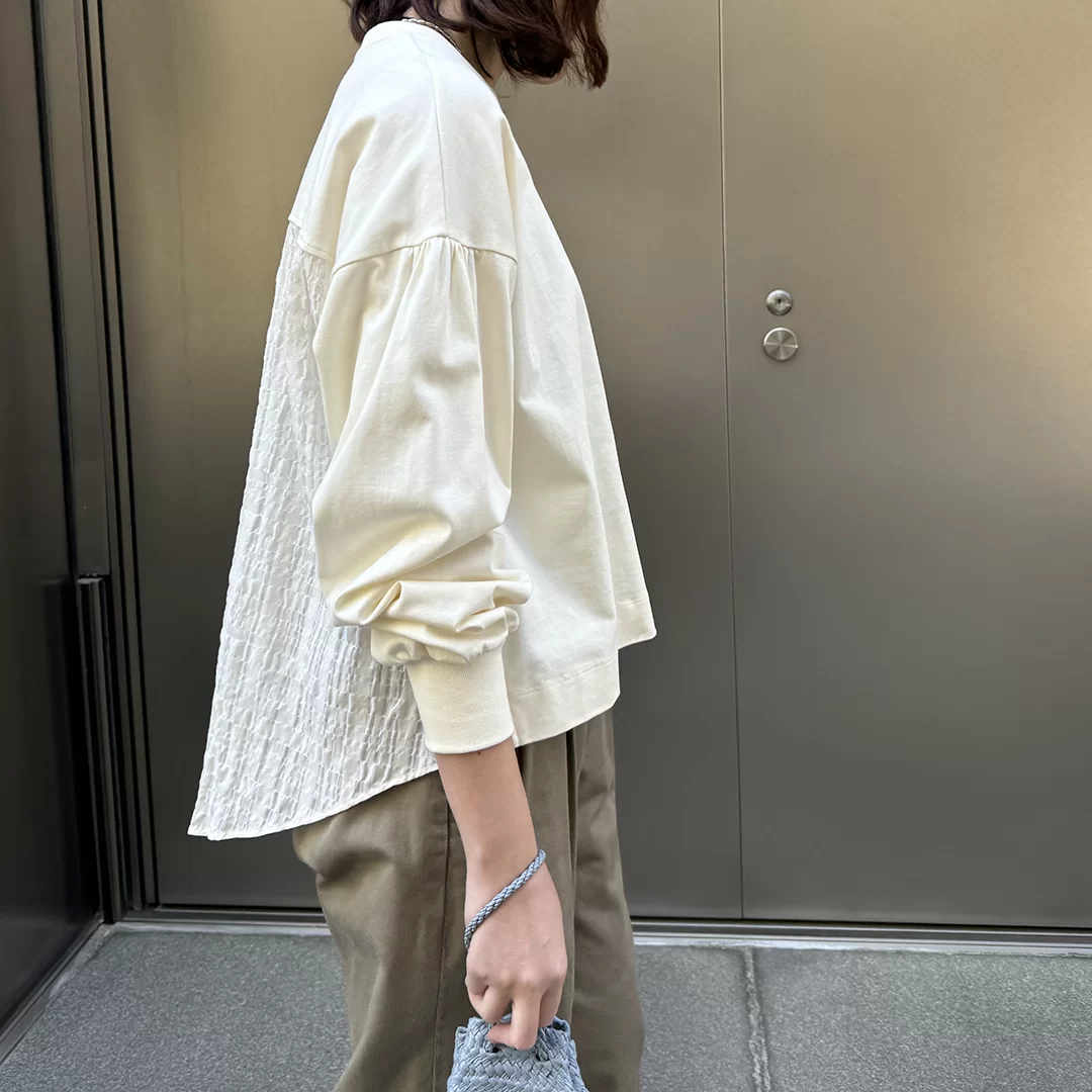 後ろ姿までおしゃれに決まる！大ヒットカットソーの新作登場【40代・50代コーデ】