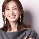 <span class="title">いつもの服に＋１！ 華やかインパクトジュエリーでホリデー仕様に格上げ</span>