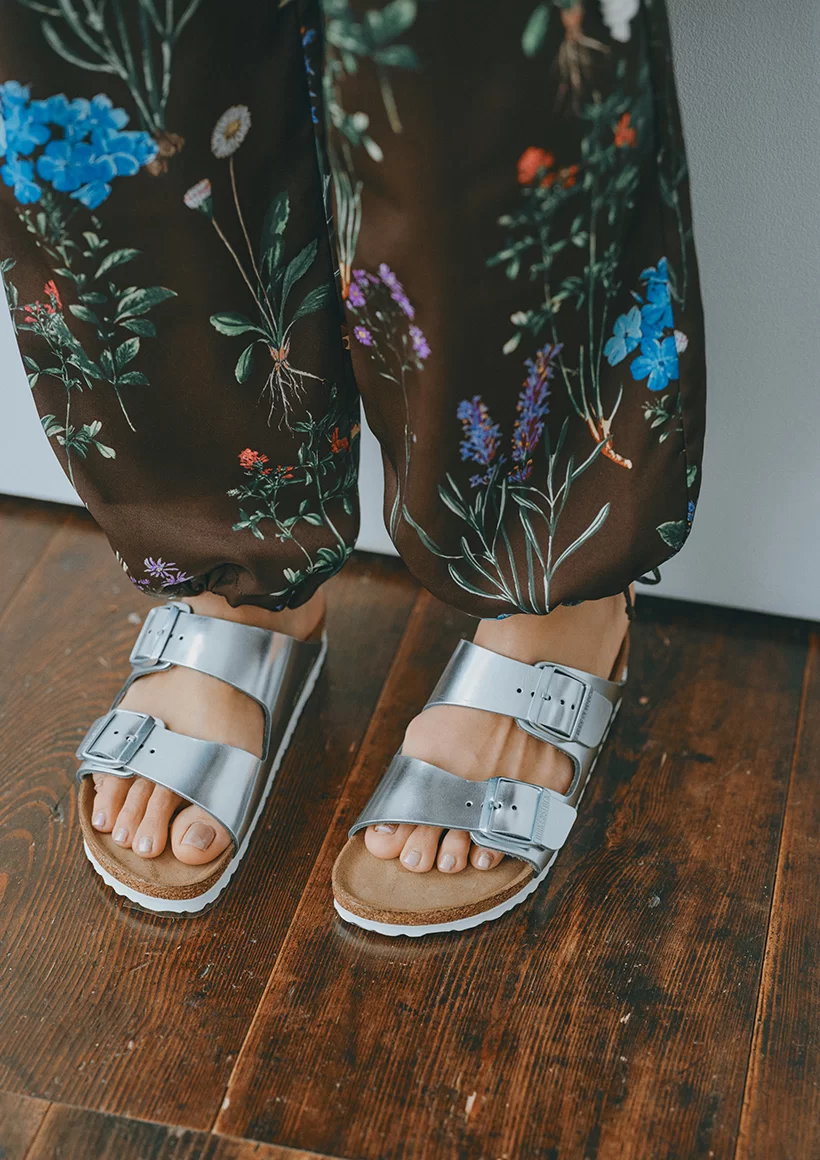 BIRKENSTOCK 夏の太陽映えする足に沿うシルバーサンダル
