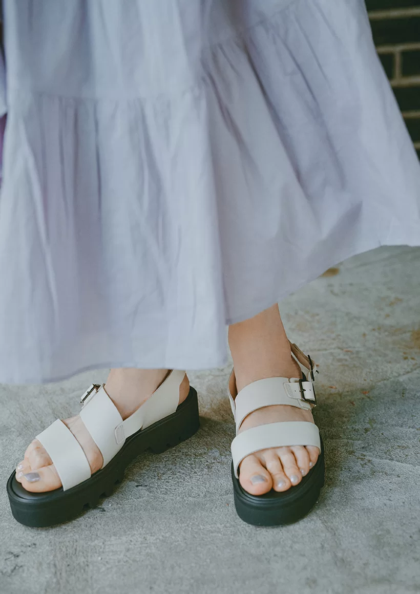 BEAUTIFUL SHOES コーデ映えするボリューミーながらも軽やかな色